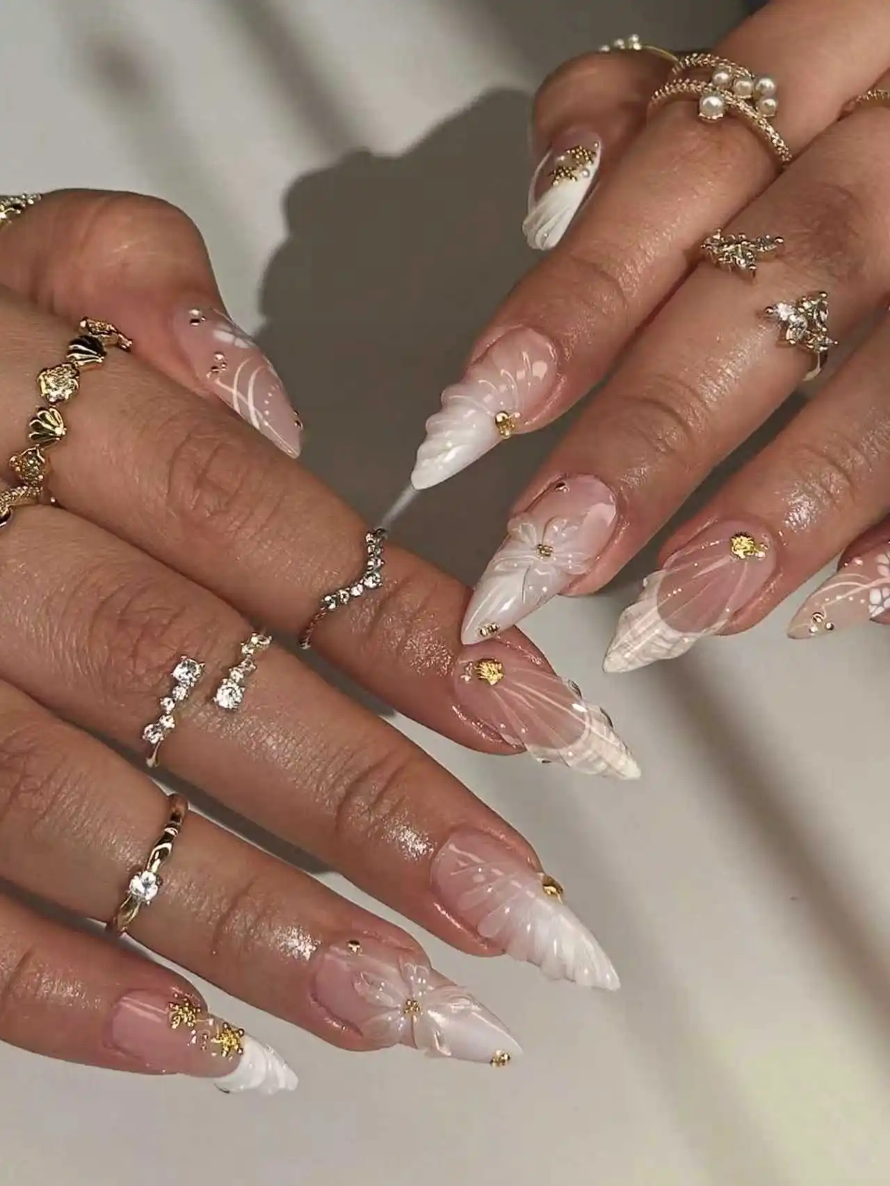 

10 штук чистых гвоздей ручной работы в форме миндаля с белым, прессованным цветочным узором и ракушками, простым, но стильным.