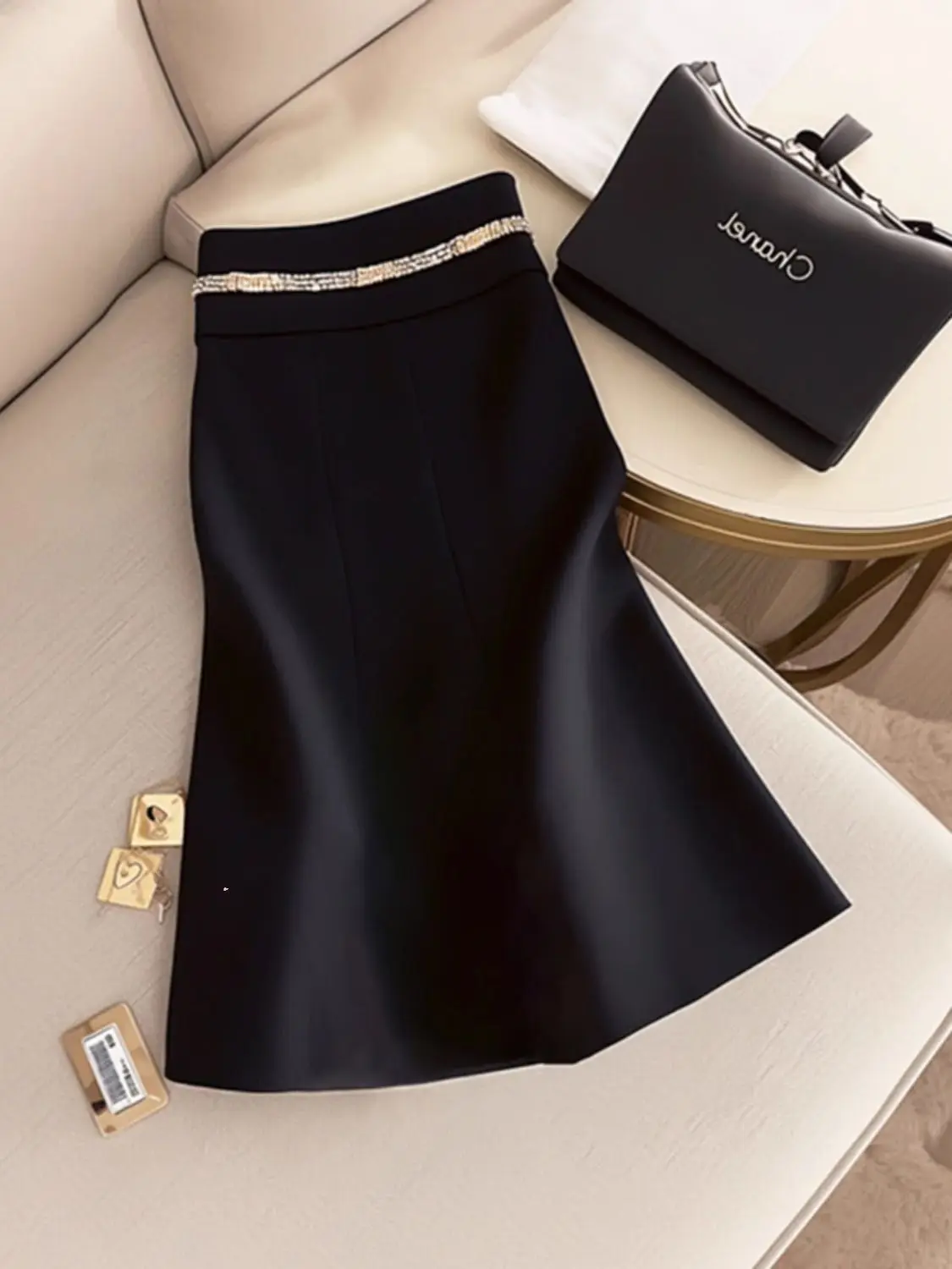 Eleganter roter Midirock, einzigartiges Kettendesign, schwarzer Bodycone-Bleistift, Meerjungfrau, luxuriöses Outfit, Bürodame, Pendeln, trendige Anlässe