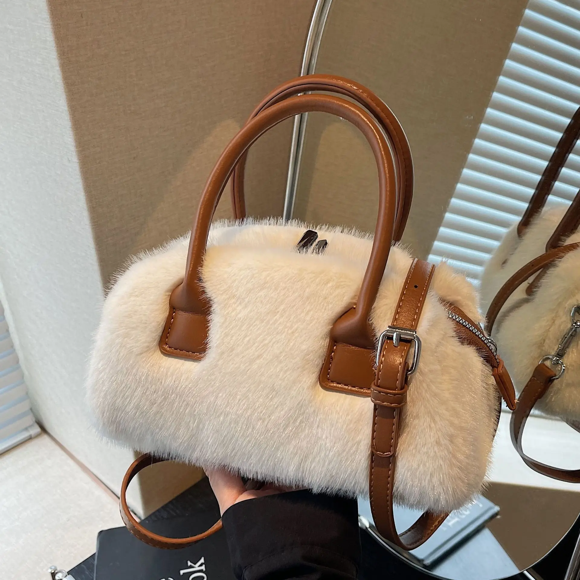 

Chic 2025 Women's Fluffy Crossbody Bag, Soft Plush Top Handle Purse with Pearl Strap, Cute Small Shoulder Bag for Dating​