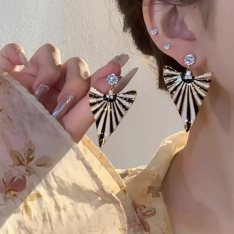 Dripping zircon triangular striped earrings light luxury high-end design earrings court style retro earrings women