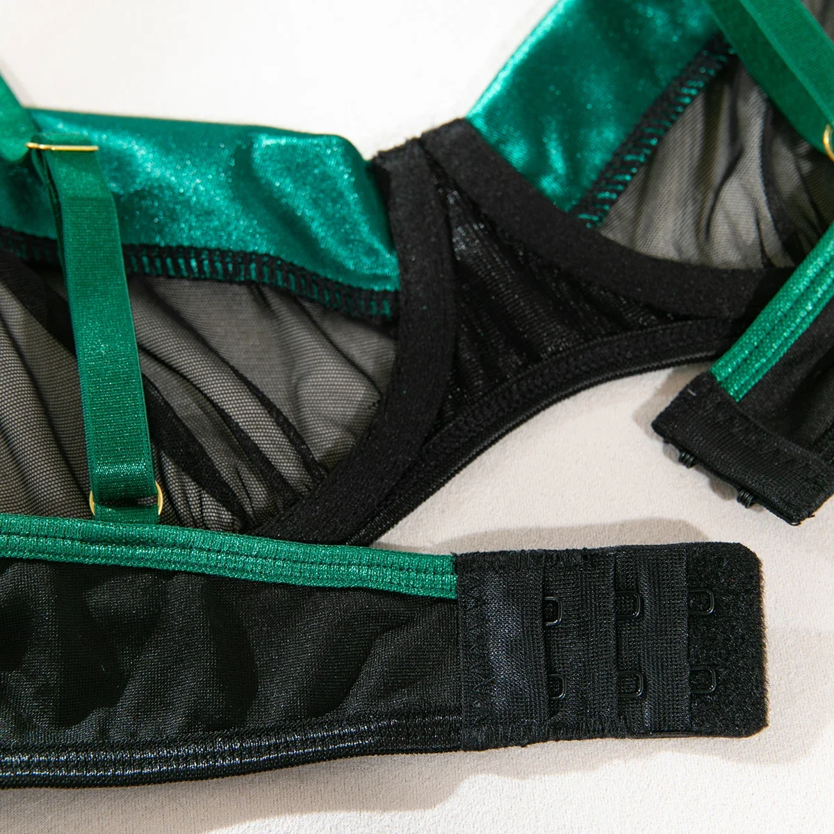 Bra Underwire Transparan Jaring Hijau Set Lingerie Seksi Singkat dengan 1 Pasang Stoking dengan Kostum Sabuk Garter Yang Dapat Dilepas