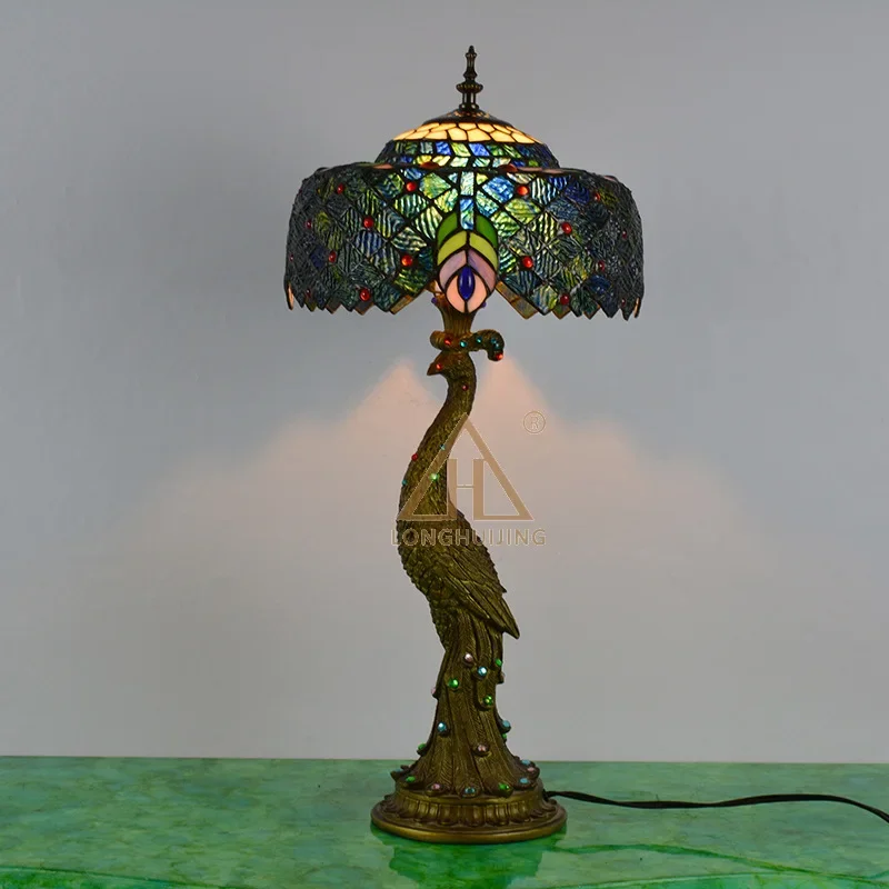 Lamps Foreign trade retro, European and American lamps, bedroom hotel bedside peacock, base Tiffany desk lamp