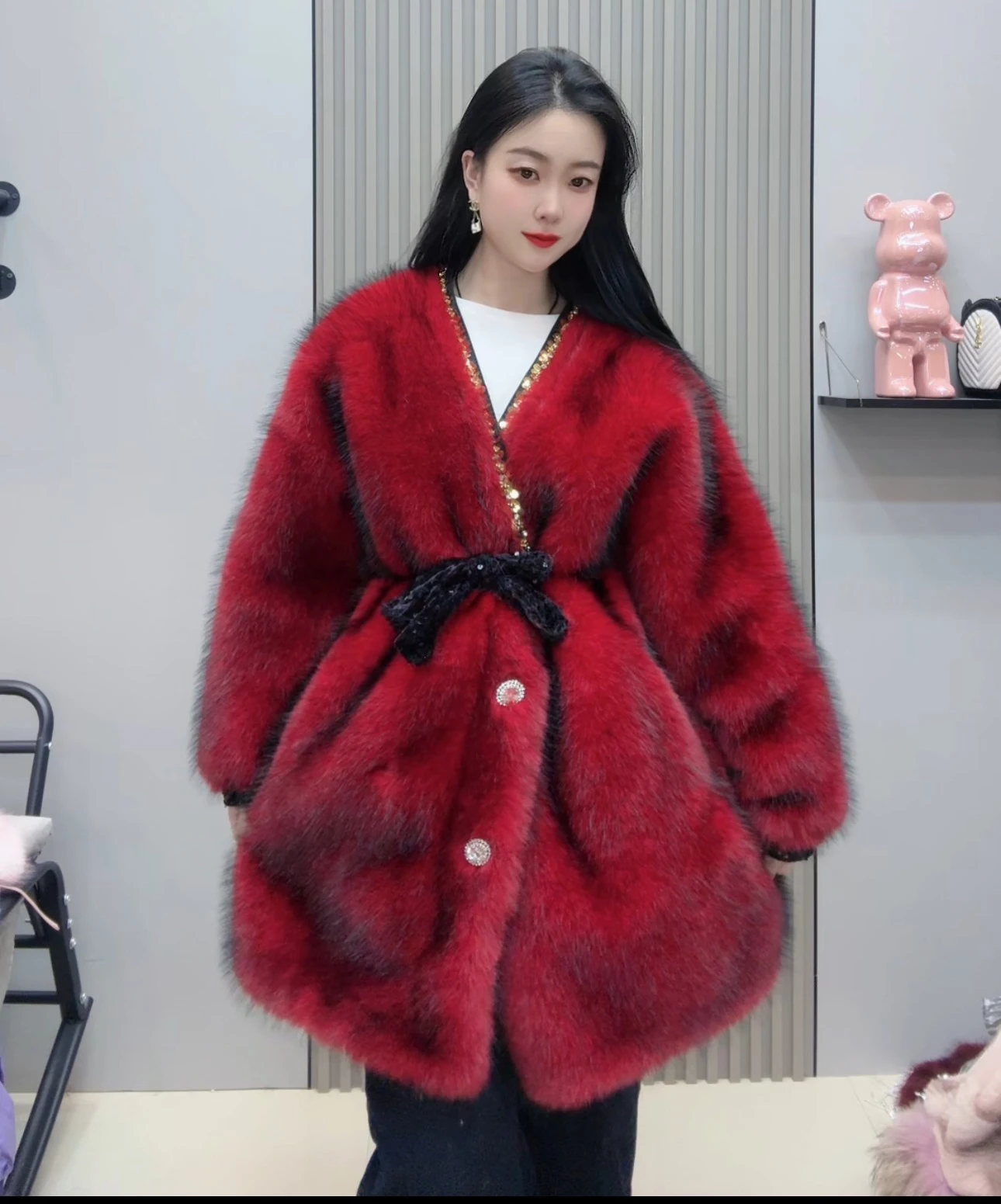 2025 겨울 신상 레드 그라데이션 헤비 시퀸 퍼 재킷 여성 루즈핏 패션 V넥 허리 묶는 따뜻한 인조 모피 롱 코트 여성용