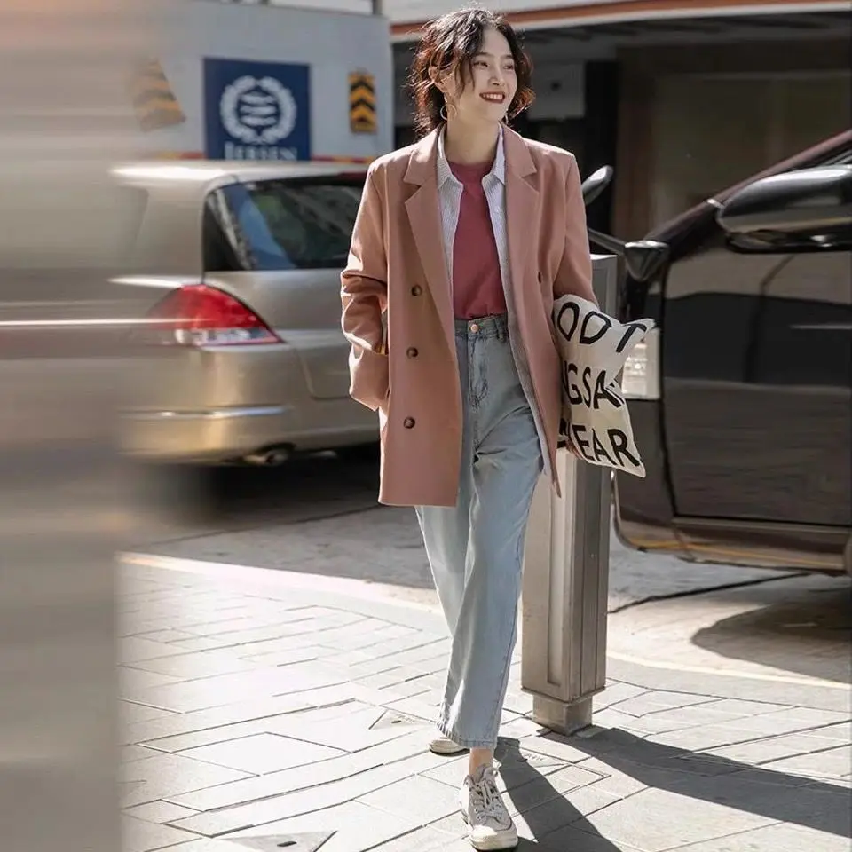 เสื้อเบลเซอร์ผู้หญิงคุณภาพสูง สีคาเมล แขนเจ็ดส่วน ยืดหยุ่นได้ ใส่ได้ทุกโอกาส เนื้อผ้าสัมผัสนุ่มสบาย แต่งขอบอย่างประณีต ผลิตจากเส้นใยที่เหมาะสำหรับการสัมภาษณ์