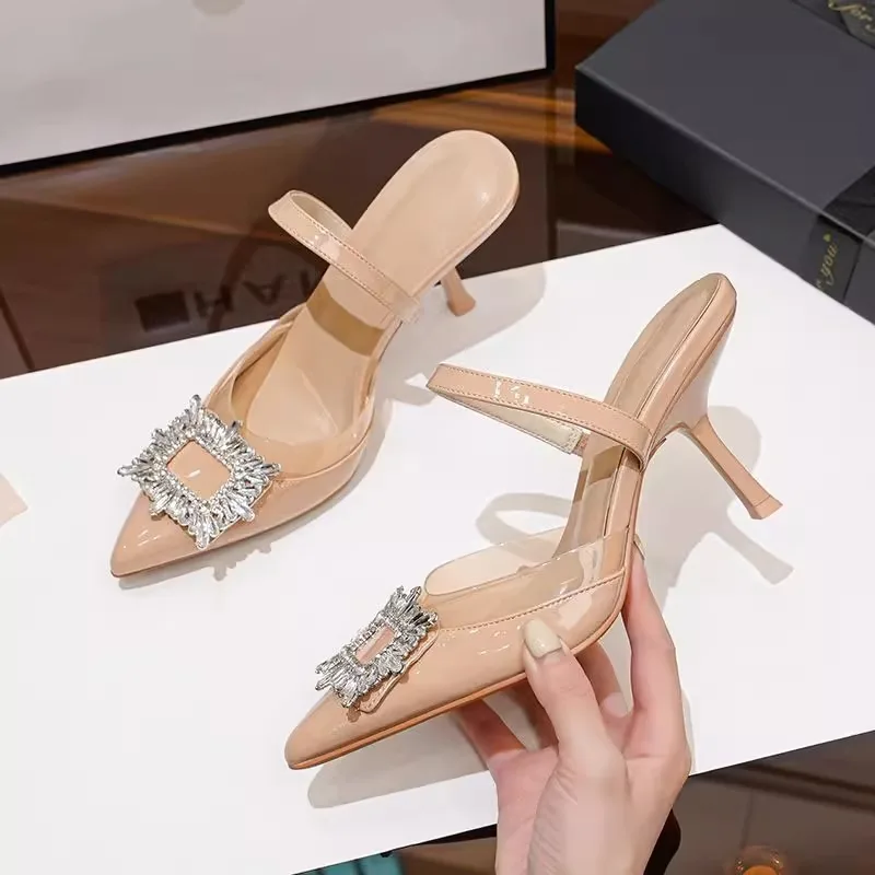 Sandalias de tacón alto plateadas de diseñador de marca para mujer, sandalias con hebilla cuadrada de cristal de verano 2025, zapatos de fiesta con punta estrecha para mujer