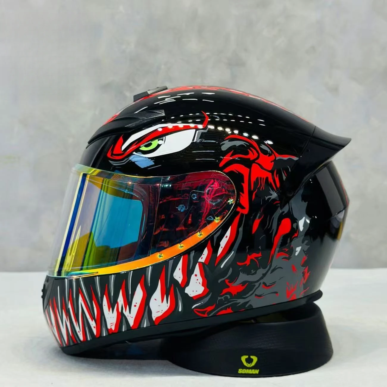 خوذة دراجة نارية كاملة الوجه على طراز Street Graffiti تقلل من سحب الرياح وتثبيت الرأس بسرعات عالية لركوب أقل التعب
