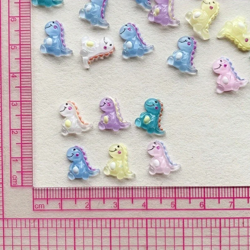 50pc 1cm Mini Nagel Nacht leuchten bunte Dinosaurier Harz Zubehör Ear nail Schmuck Zubehör Großhandel DIY Haars pangen