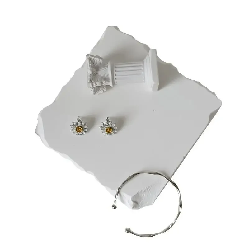 Jewelry store necklace display display stand jewelry plaster counter jewelry auction