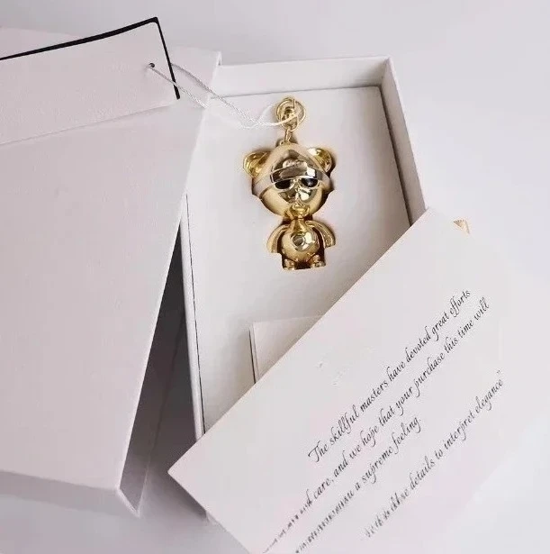 Il nuovo ciondolo commemorativo retrò con orso fresco può spostare il ciondolo attraente portachiavi con mano e piede di orso premium in oro