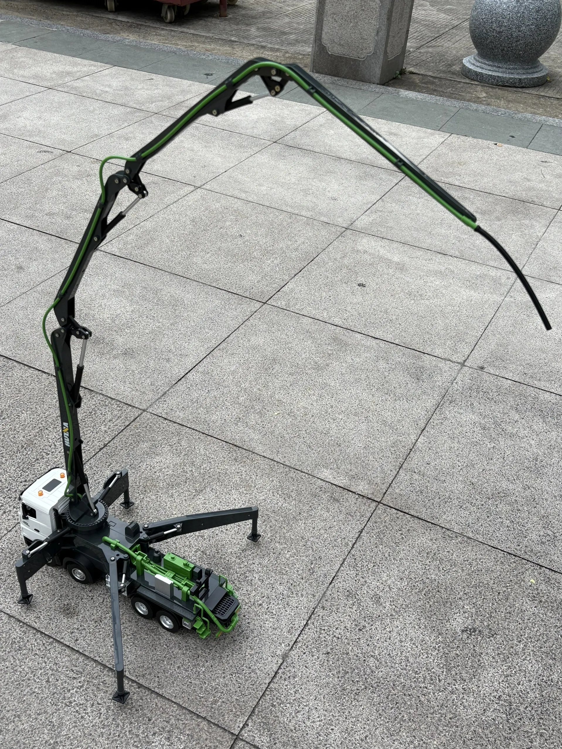 

Simulated cement truck model, water spray cement pump truck, 8-wheel remote control, 11 channel operation remote control enginee