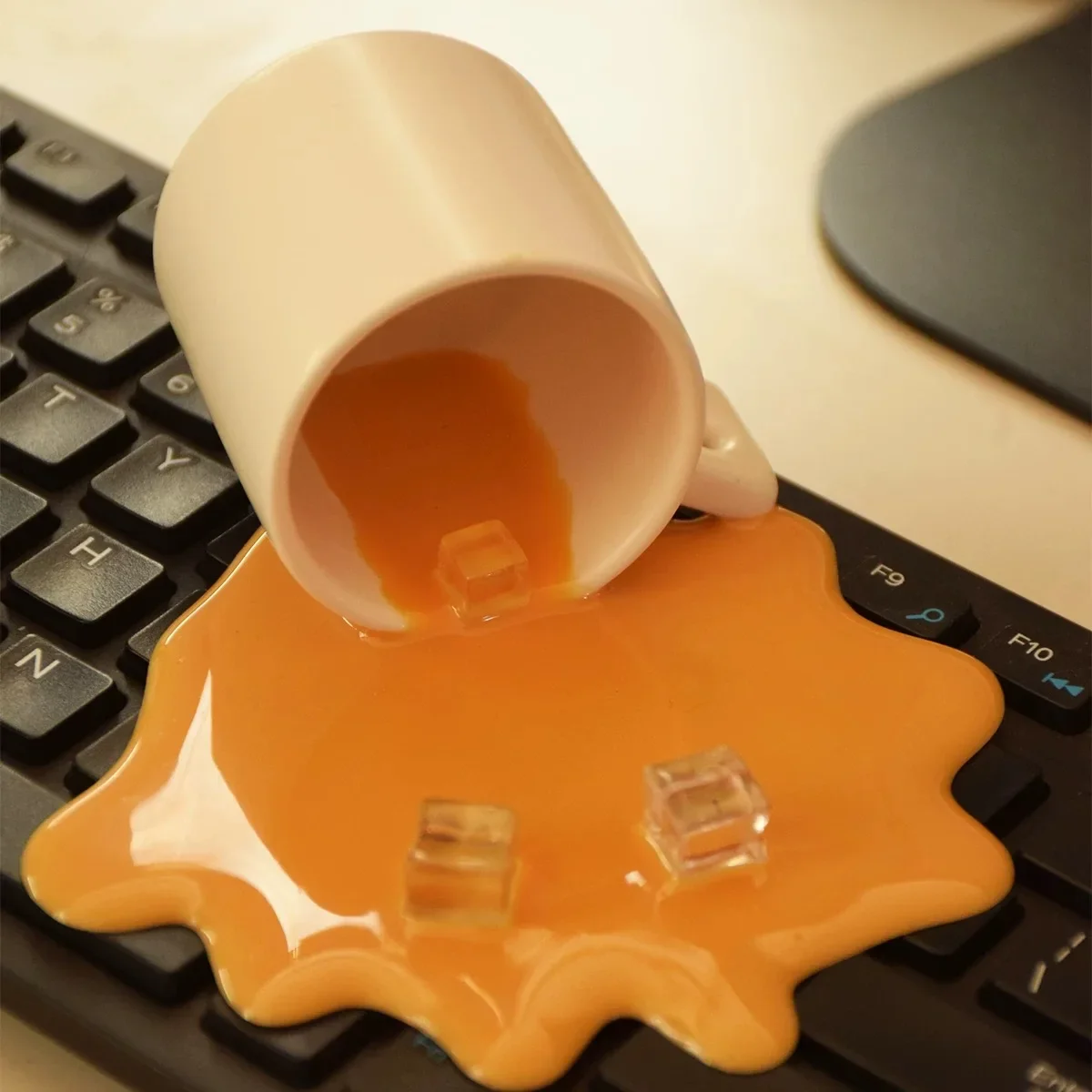 

1Pc Creative Phone Holder Spilled Coffee Liquid Model Artificial Realistic Mobile Phone Holder Ice Cube Latte Espresso Home Deco