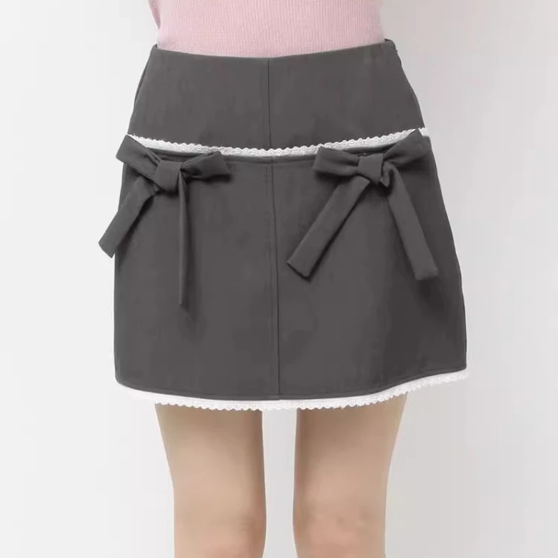 กระโปรงทรงเอ ดีไซน์ญี่ปุ่น สไตล์สาวหวานแบบฝรั่งเศส แต่งโบว์ใหญ่ ผ้าลูกไม้ มีกระเป๋า  สำหรับผู้หญิง  คอลเลคชั่นฤดูใบไม้ร่วง 2025  ใหม่  น่ารัก  ใช้งานได้หลากหลาย  กระโปรงสั้น  สำหรับสุภาพสตรี