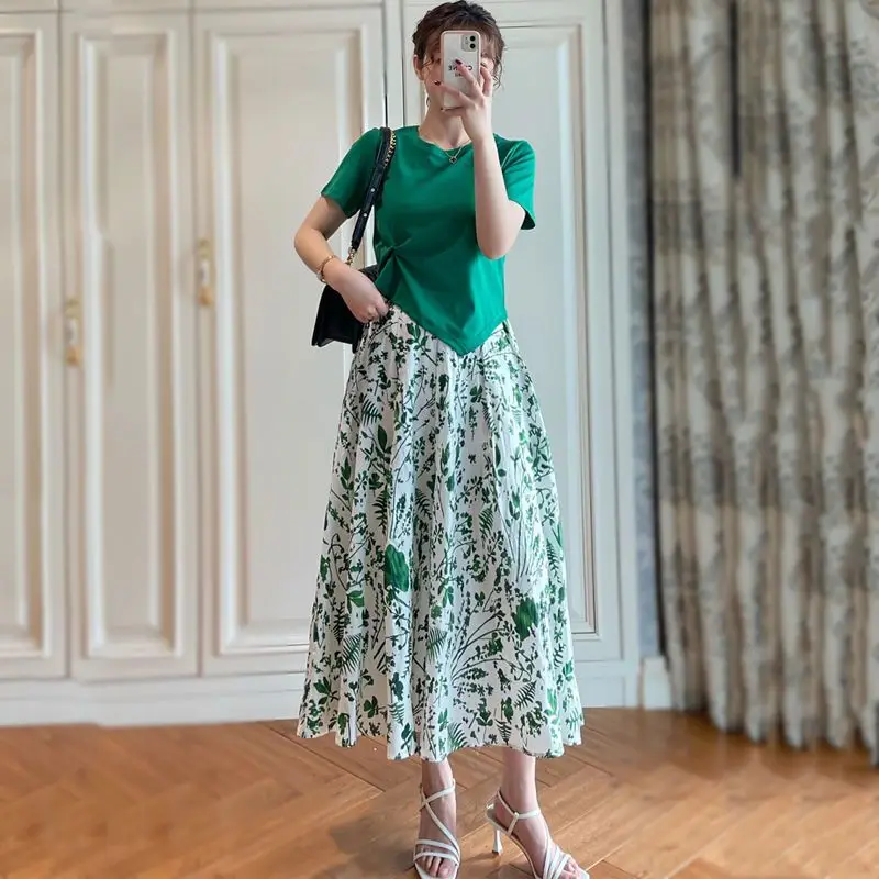 Faldas por debajo de la rodilla con estampado elegante de verano para mujer, camisetas cortas verdes, conjunto de dos piezas, Tops plisados a la moda para señora nueva, trajes de falda