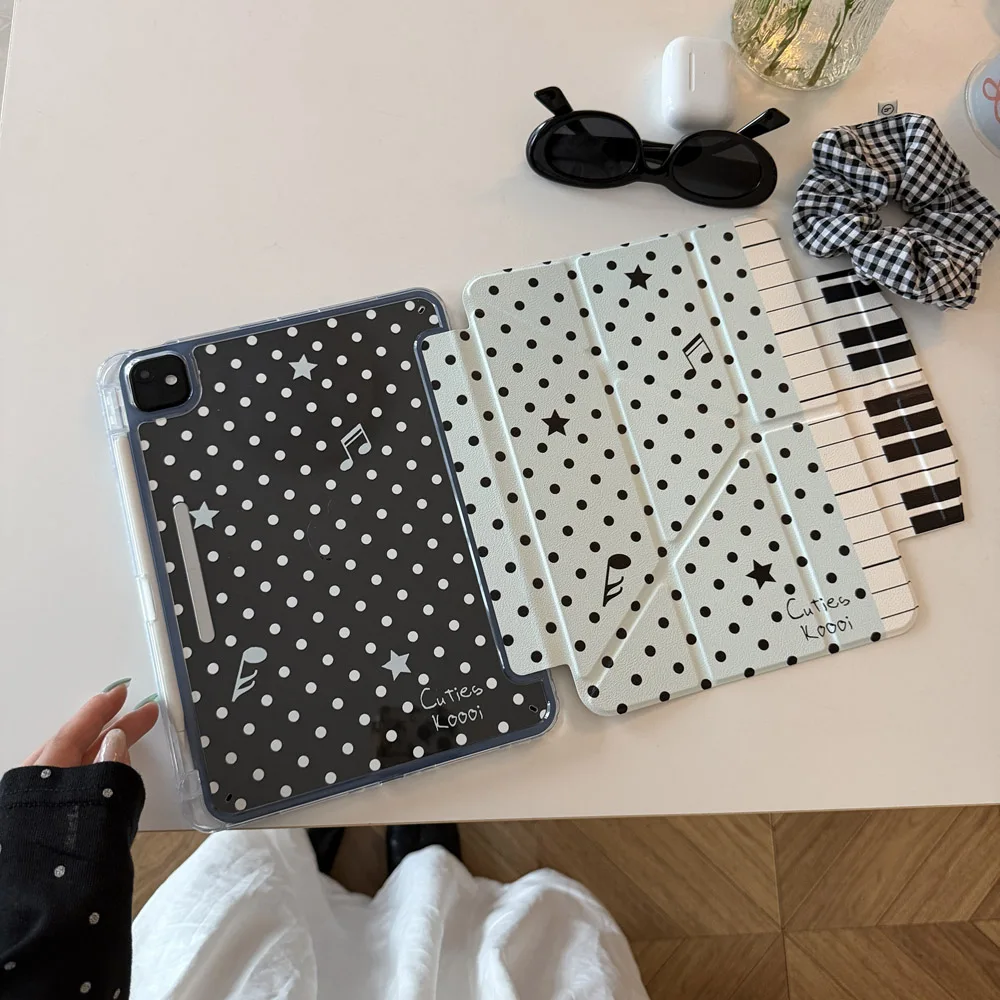 Синий чехол с узором в горошек, музыкальными нотами и звездами для iPad Air 13, iPad 7, 8, 9, 10, 11, A16, iPad Pro 4, 5, 10.9, 12.9 дюймов, M3, M4 с держателем для карандаша.