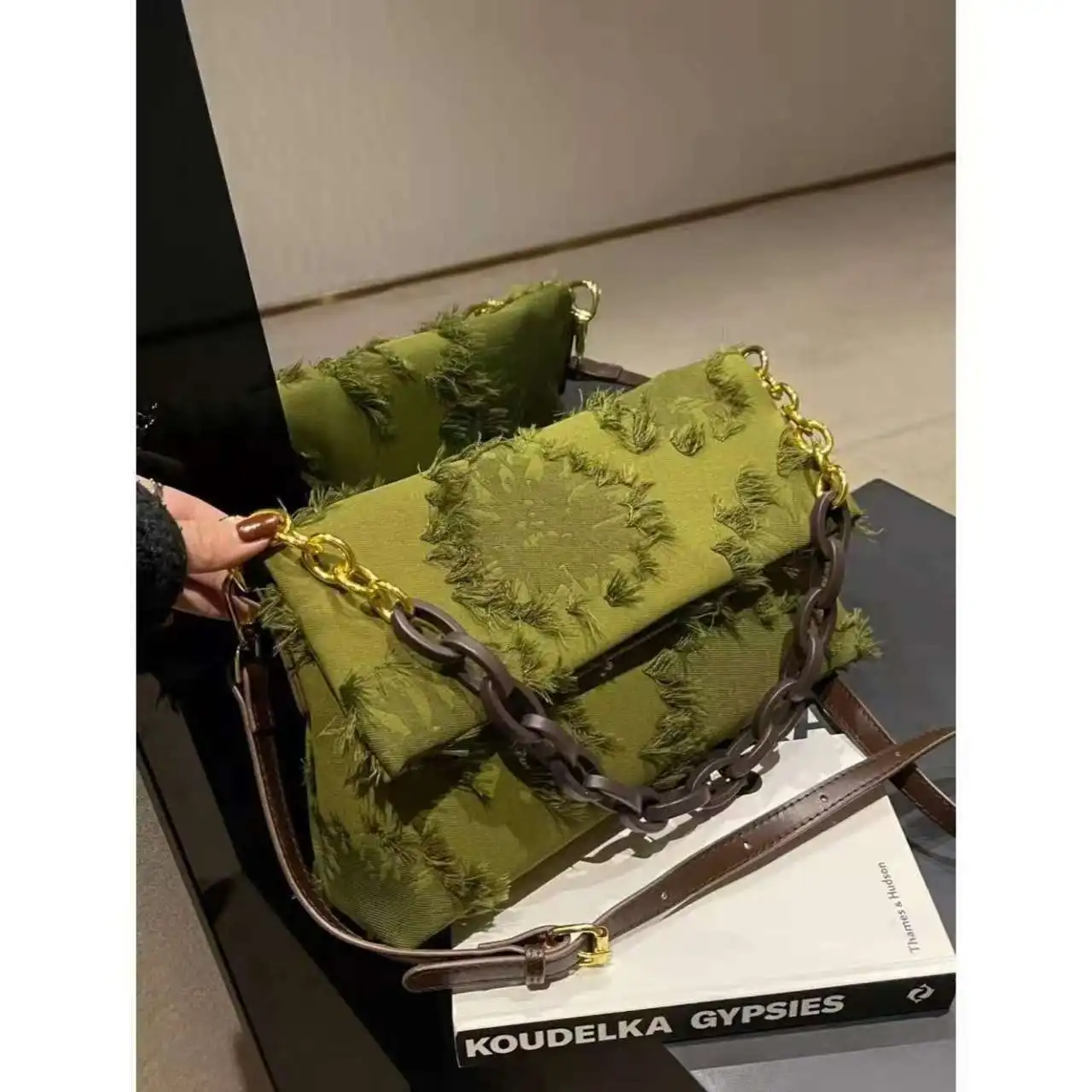 

2026 Модный и уникальный дизайн, осенне-зимняя сумка через плечо с цепочкой и наклонным ремнем через плечо, стильная для женщин