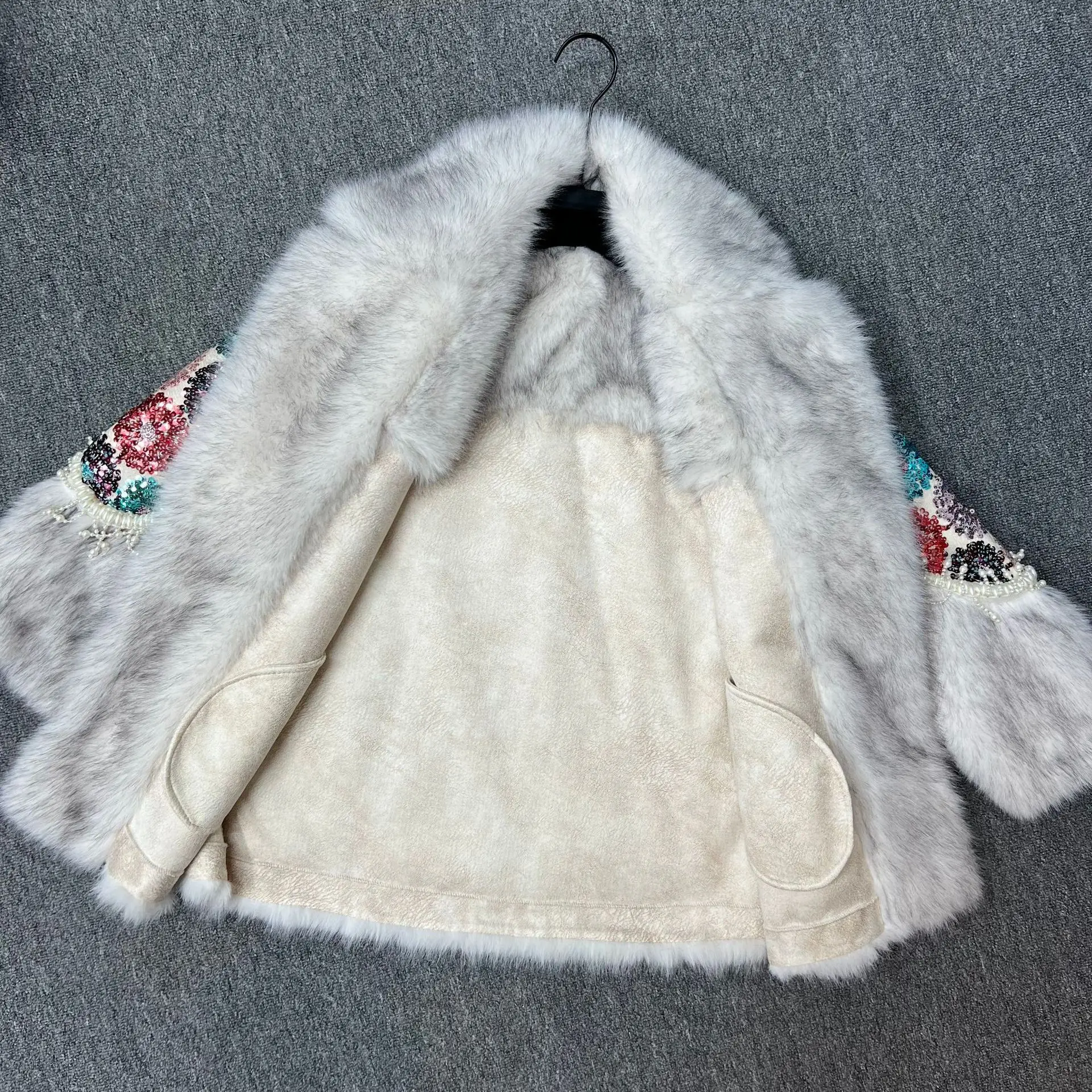 Manteau en fausse fourrure de renard Femela 25 hiver nouvelle mode élégante fourrure intégrée Patchwork paillettes veste chaude pour les femmes