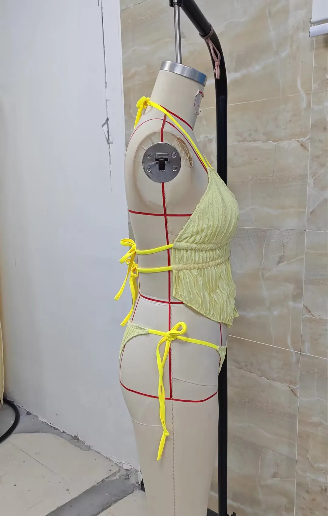 

Женские купальники из двух частей: топ-халтер без рукавов с вырезами и плавки-стринги с низкой талией