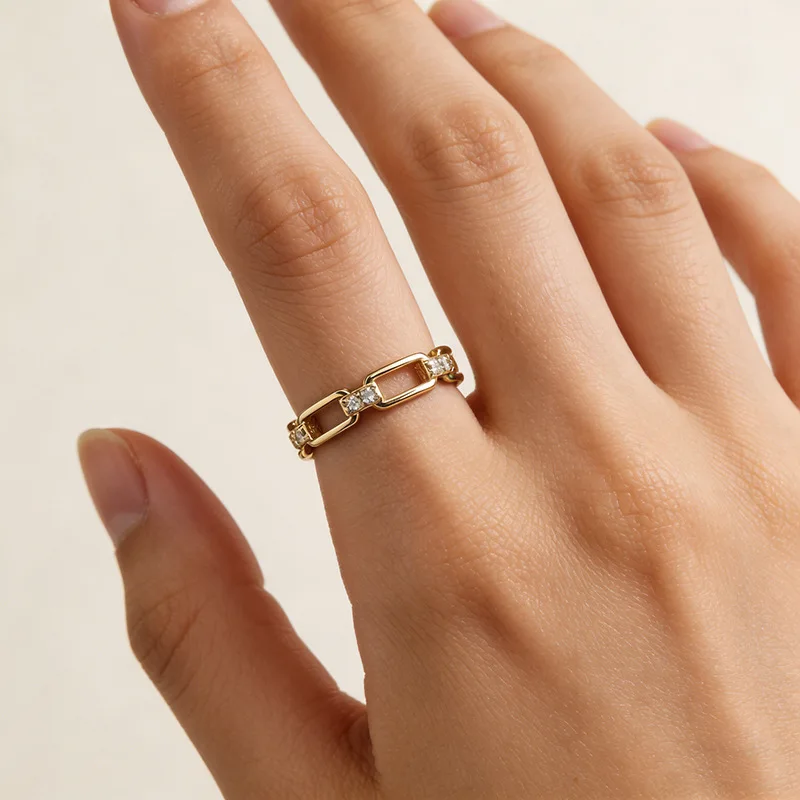 Huitan Fingerring mit Kettendesign für Damen, Statement-Ringe für den Alltag und Partys mit glänzendem Zirkonia in Goldfarbe, trendiger Schmuck – Detail 7