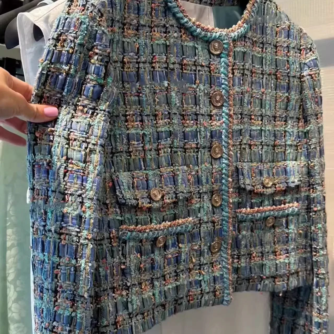 

2025 summer new coarse woolen woven socialite temperament, age reducing versatile round neck short top