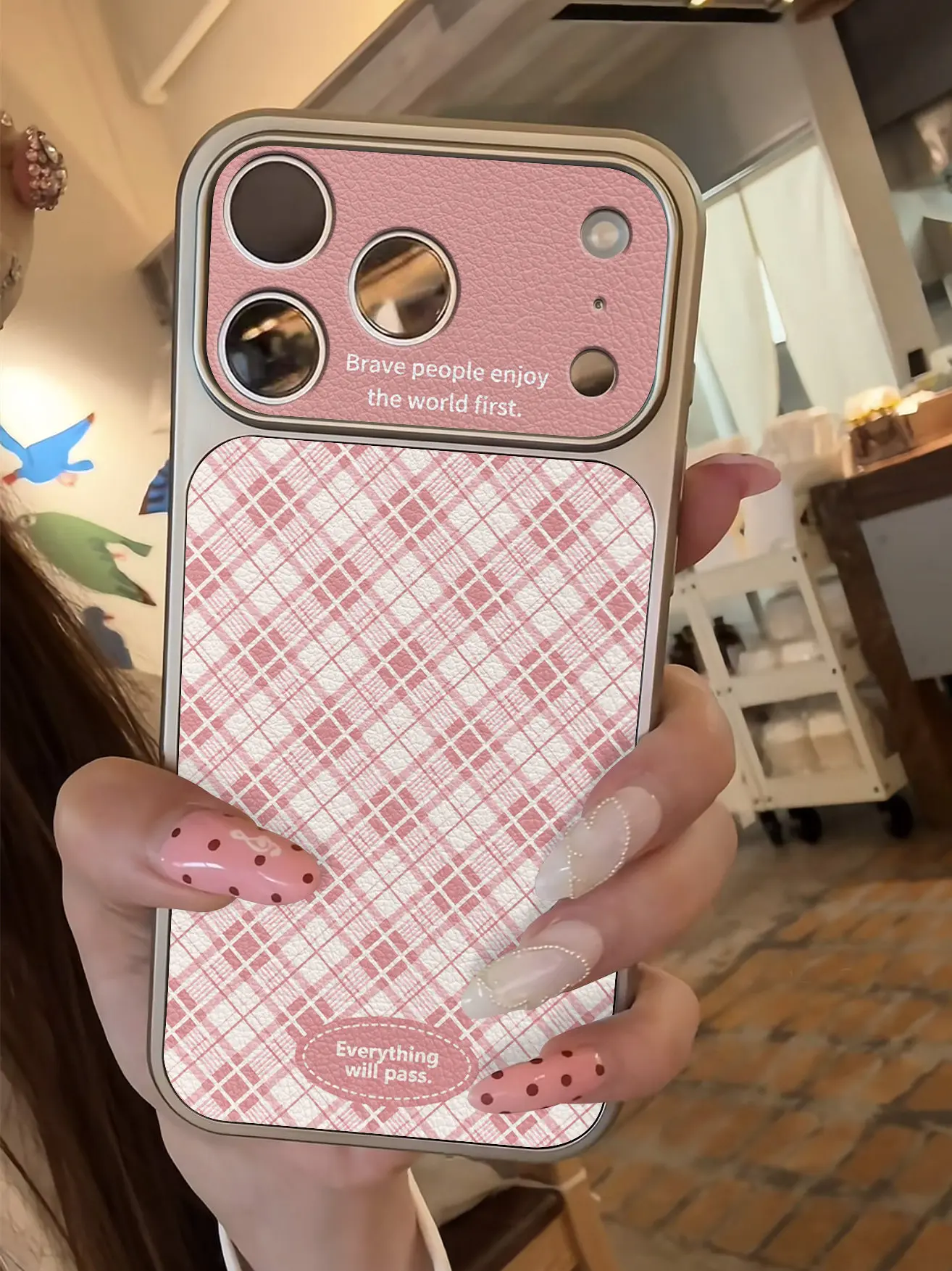 Luxuriöse, rosa gestreifte Handyhülle für iPhone 13 14 15 16 17 Pro Max 17Pro, stoßfeste Hülle mit Lederbezug und Beschichtung. – Detail 1