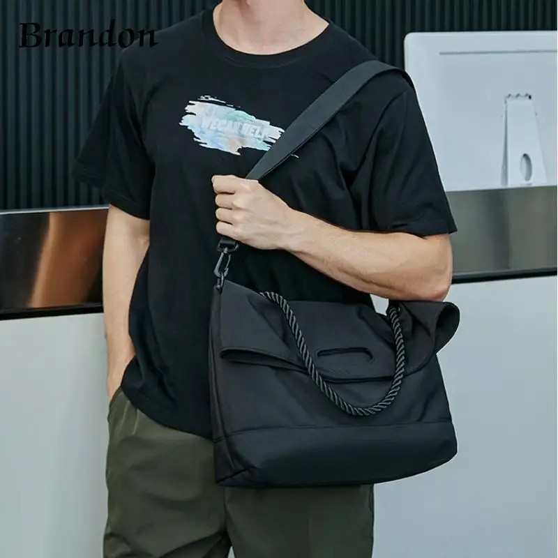 High quality men's fashionable and practical crossbody bag commuting sports and fitness mailman bag canvas trailer special bag