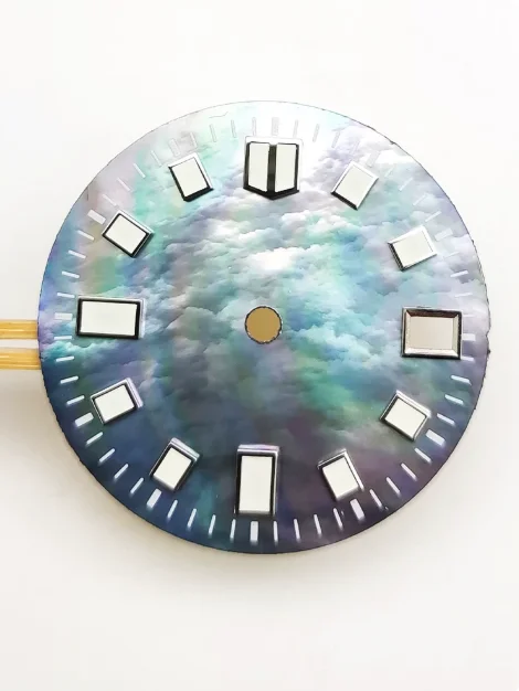 The 28.5mm dial surface is compatible with the Japanese NH35 movement with a flashing green luminous band.