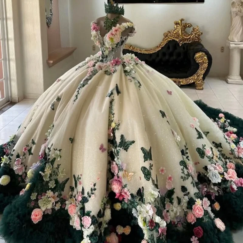 グリーンのキンセアニェーラドレス、クリスタルグリッター、3Dフラワーデカール、レースレイヤリング、ロングテール、ボウ、ベスティドス・デ・15、キンセアニェーラ ﻿ カスタマイズ