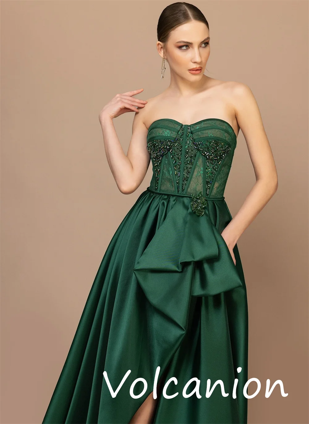 فساتين طويلة مخصصة أنيقة ورائعة من Charmeuse مطرزة على شكل حرف A بدون حمالات مناسبة حسب الطلب