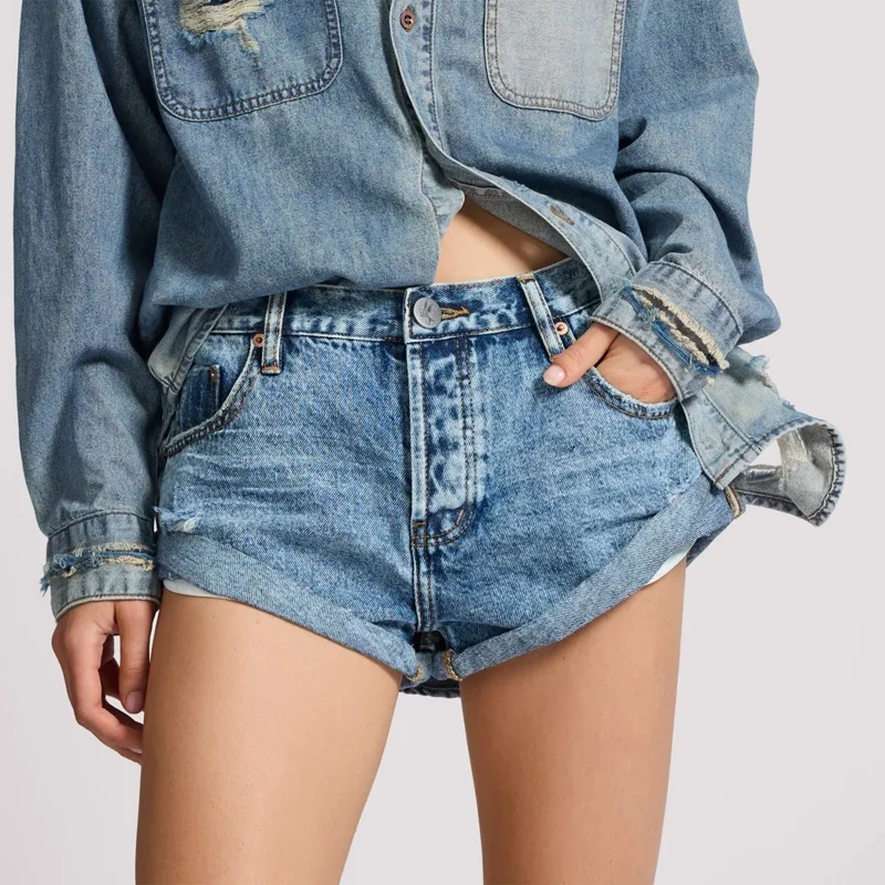 Mulheres cor sólida denim shorts quentes bonito botão para baixo cintura baixa jeans curtos roupa de verão shorts de carga com bolsos