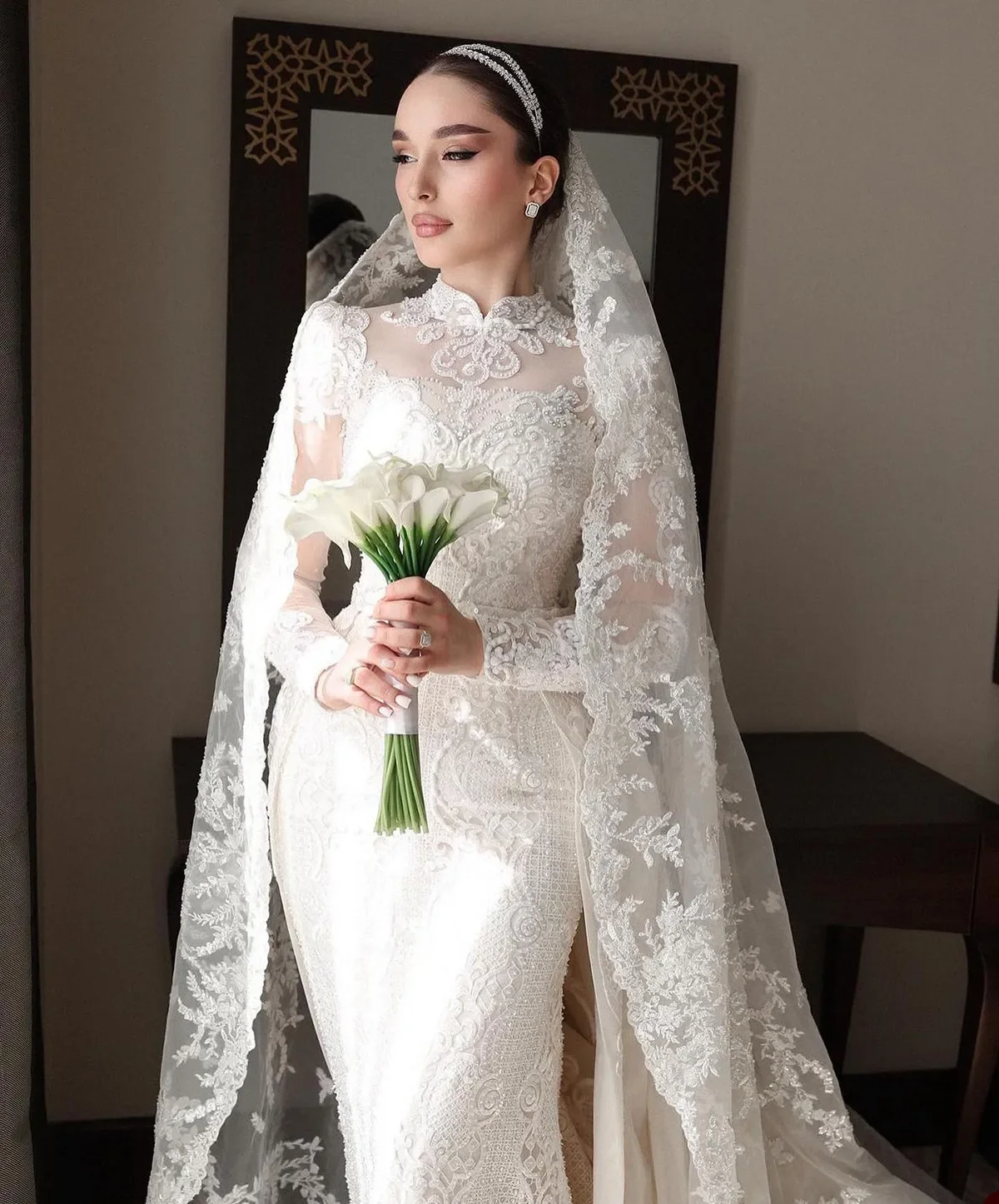 Maßgeschneiderte Meerjungfrau-Hochzeitskleider mit langen Ärmeln, Stehkragen und Applikationen von Amanda Novias, offizielle Brautkleider mit Perlen, Vestina De Novia