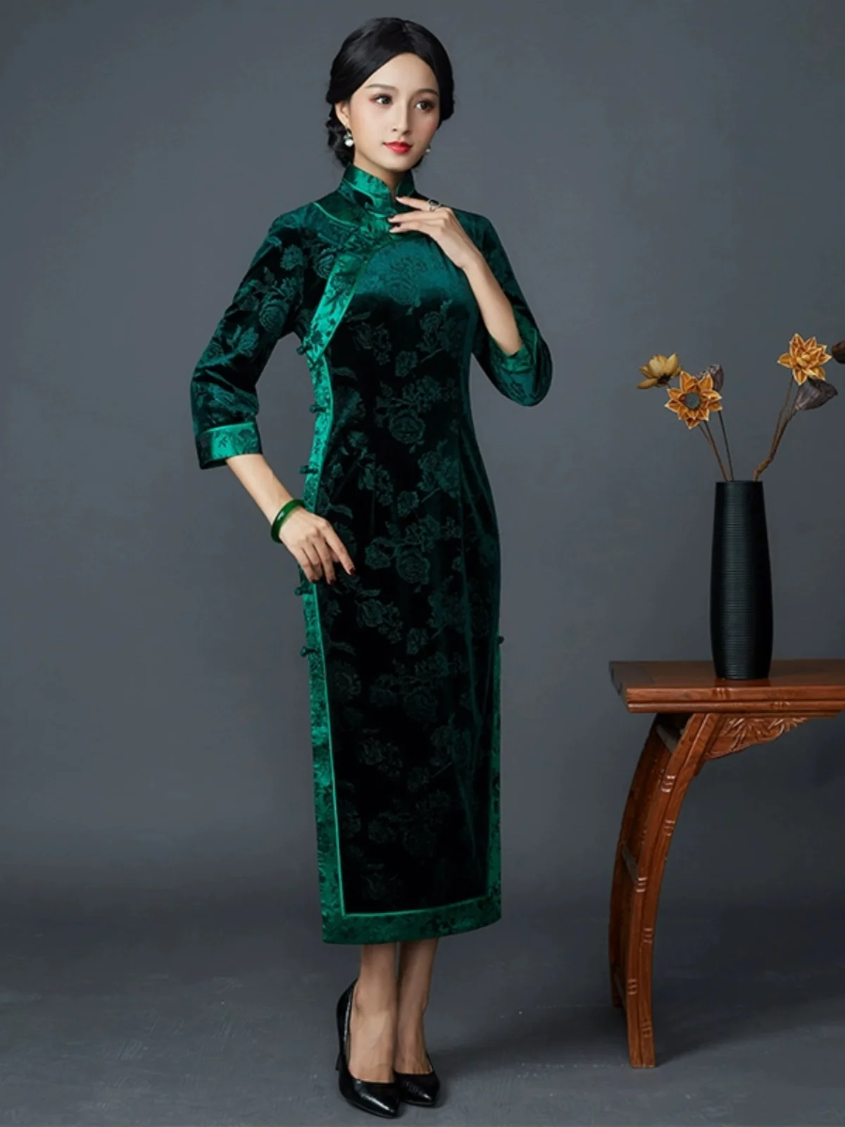 

Элегантное длинное бархатное ципао классического кроя для женщин, винтажное, с высоким разрезом, для повседневной носки, высокое качество от Huazhujing