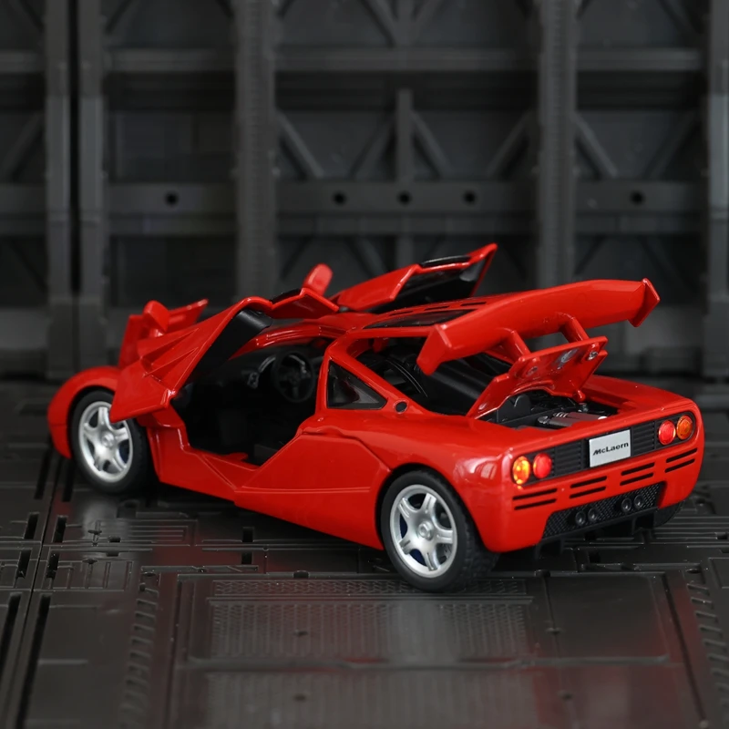 1:32 McLaren F1 liga supercar modelo carro ornamentos portas podem abrir brinquedos pull-back acústico-ópticos das crianças