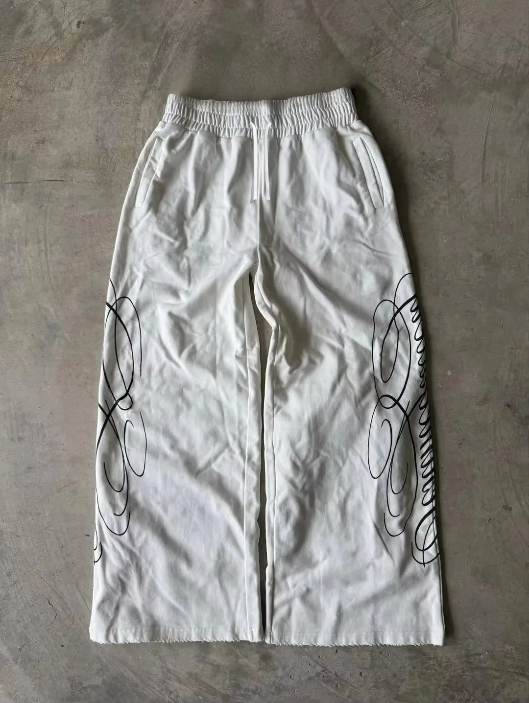 2026 Sommer Neue Trendige Weiße Weite Jogginghose mit Abstraktem Kurvenmuster, Elastischem Bund, Lässige Hip-Hop-Tanzhose – Detail 2