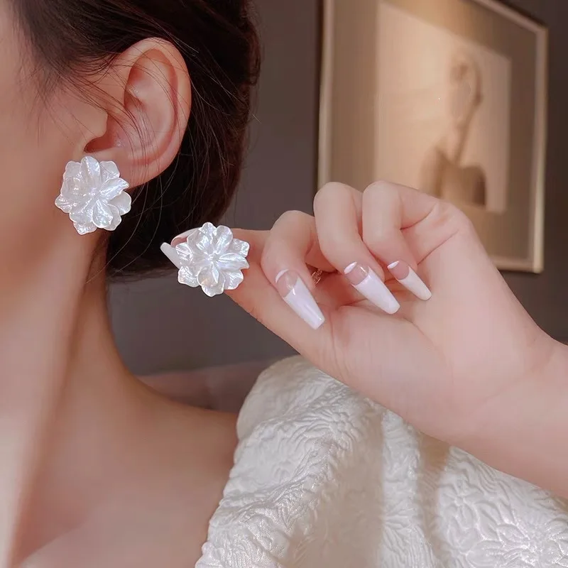 Brincos de gota de flor branca para mulheres acrílico florescendo gardênia balançar brincos bonito doce na moda jóias presente de inverno