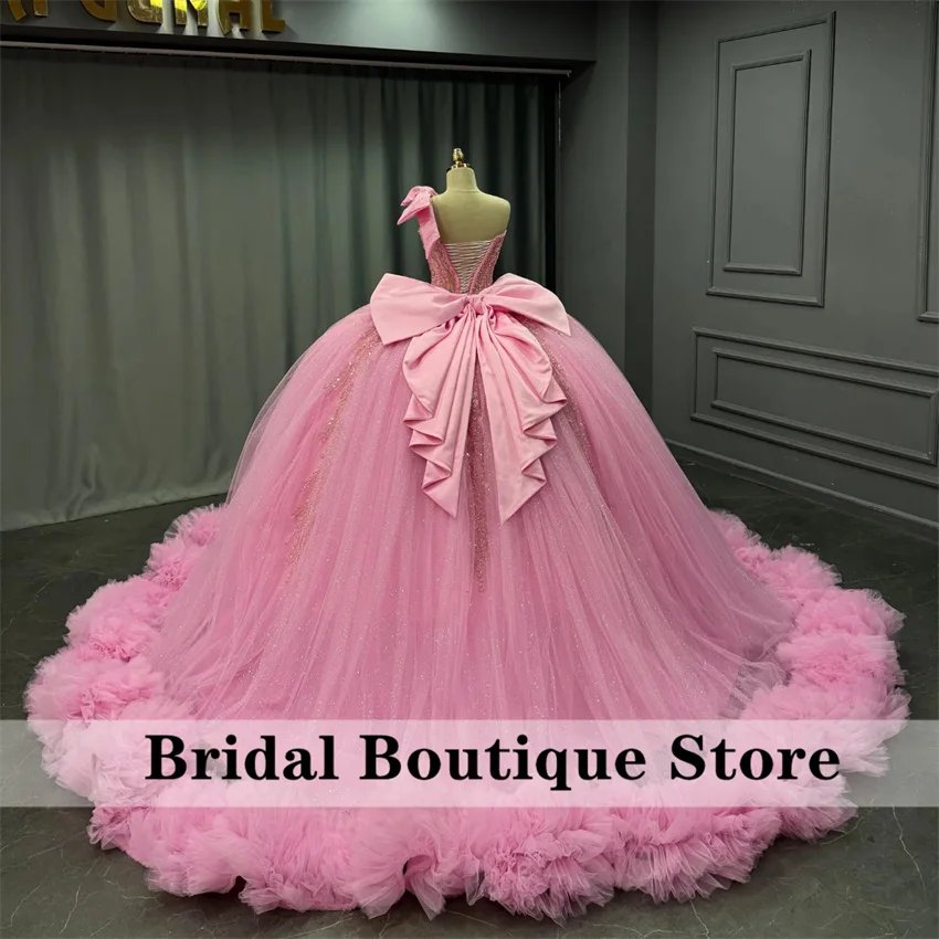 Robe Quinceanera rose brillant, épaules dénudées, paillettes, superposition de perles, longue queue, robe de bal de 15 ans ﻿ Personnaliser