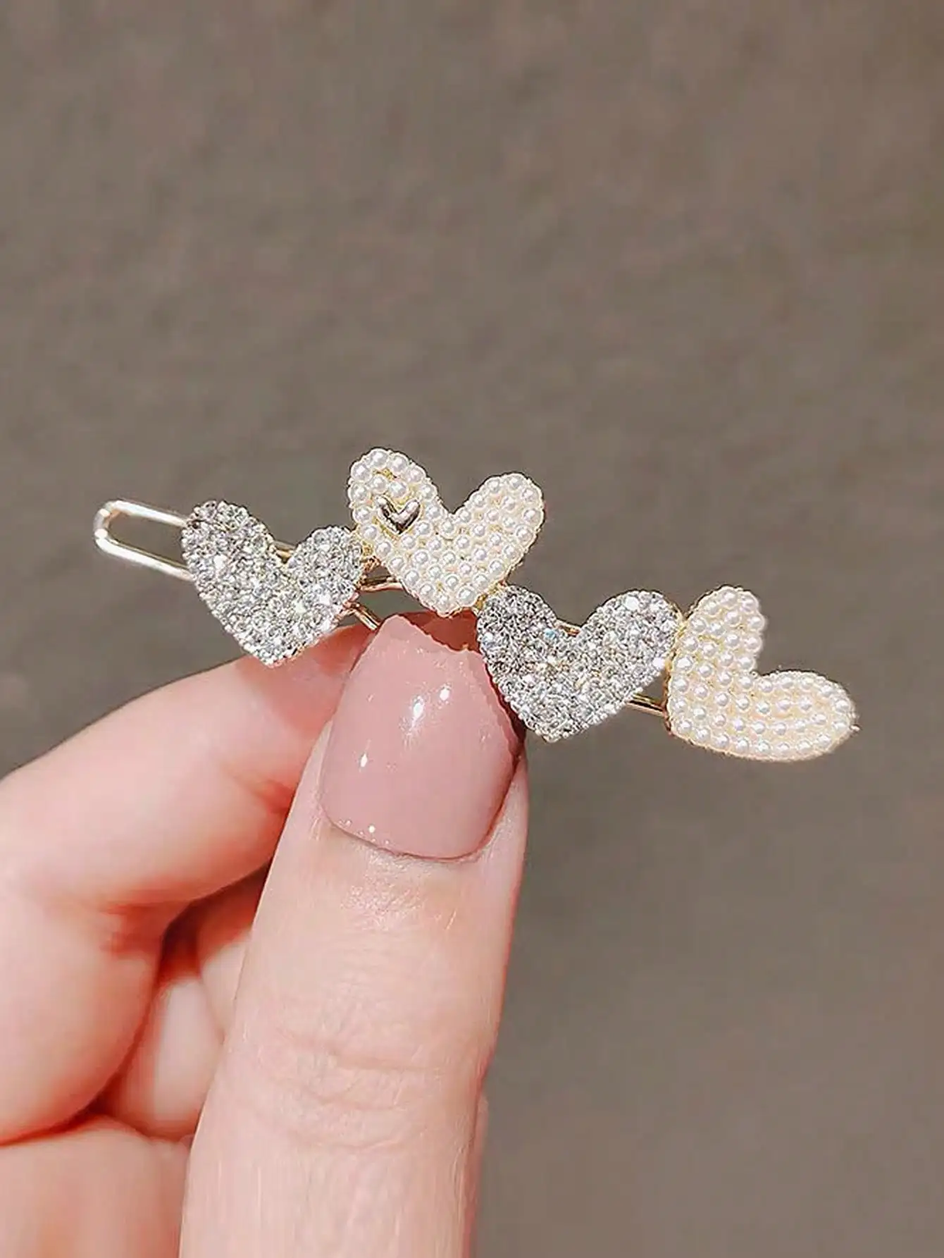 

1pc Gold Heart Shaped Hair Clips, Cute Bangs Clips, Side Frog Clips, Sweet Girl Style Hair Accessories, Back To School Season, School Stuff, Head Accessories, Hairpin