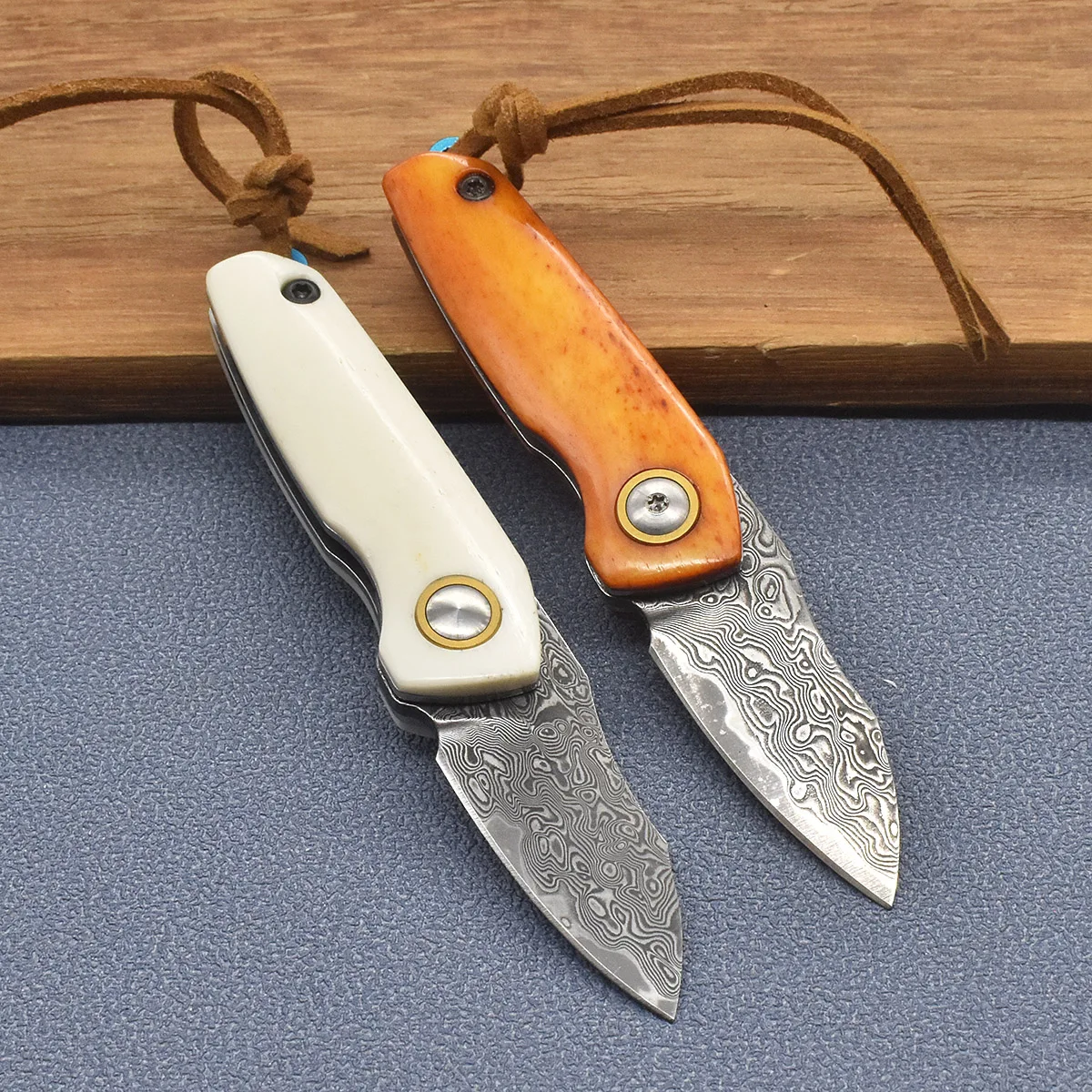 Lock-free Damascus Steel Pocket Dyed Bovine Bone Handle Folding Knife Outdoor Camping Multifunctional Tool OpenThe Package EDC