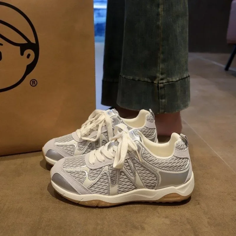 

Новинка 2025 года: модные женские кроссовки для тренировок в немецком стиле, дышащие, сетчатые, с элементами кэжуал-стиля