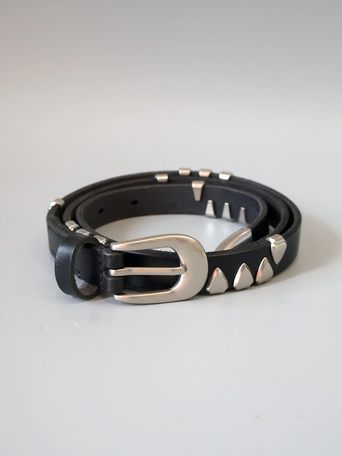 レトロな手作りエンボス加工メタルクラスプリベットベルトニュートラルスタイルクリーンフィットレザーベルト男性と女性のためのパンクスタイルベルト