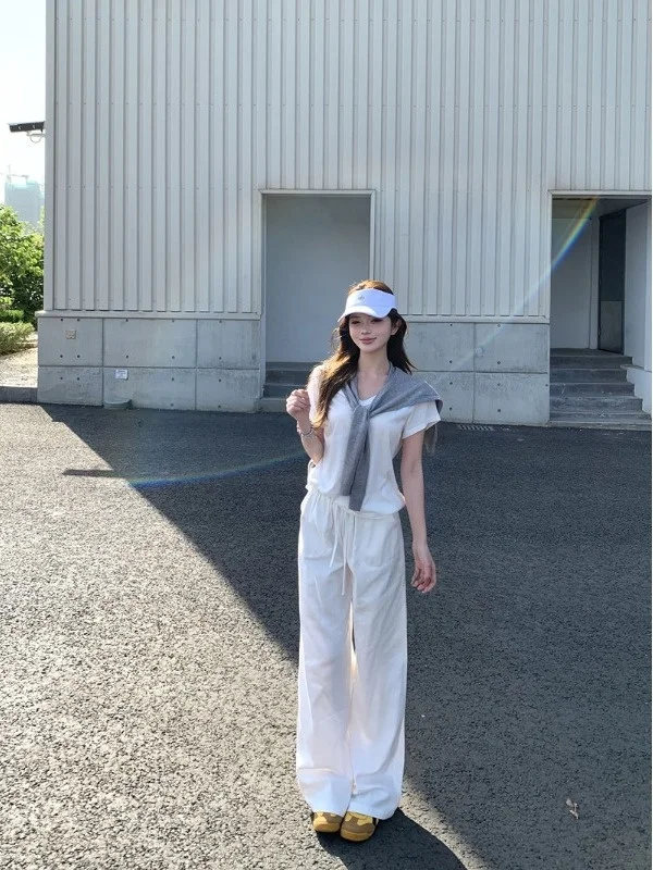 Conjunto de Moda Primavera-Verano: Camiseta Moderna con Cuello en V, Transpirable, Holgada, de Manga Corta, Básica, y Pantalones Largos Casuales de Cintura Alta con Detalle de Tirantes en el Hombro