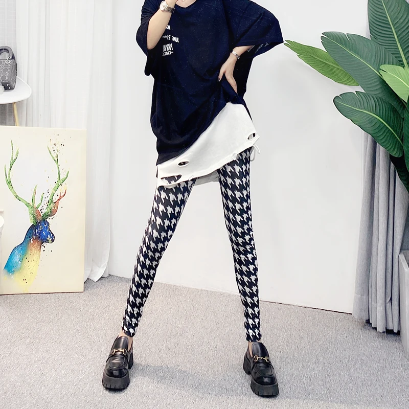 กางเกงเลกกิ้งเอวสูงพิมพ์ลายสำหรับผู้หญิง กางเกงโยคะบางแฟชั่น สีดำขาว กางเกงขายาว กางเกงซับใน