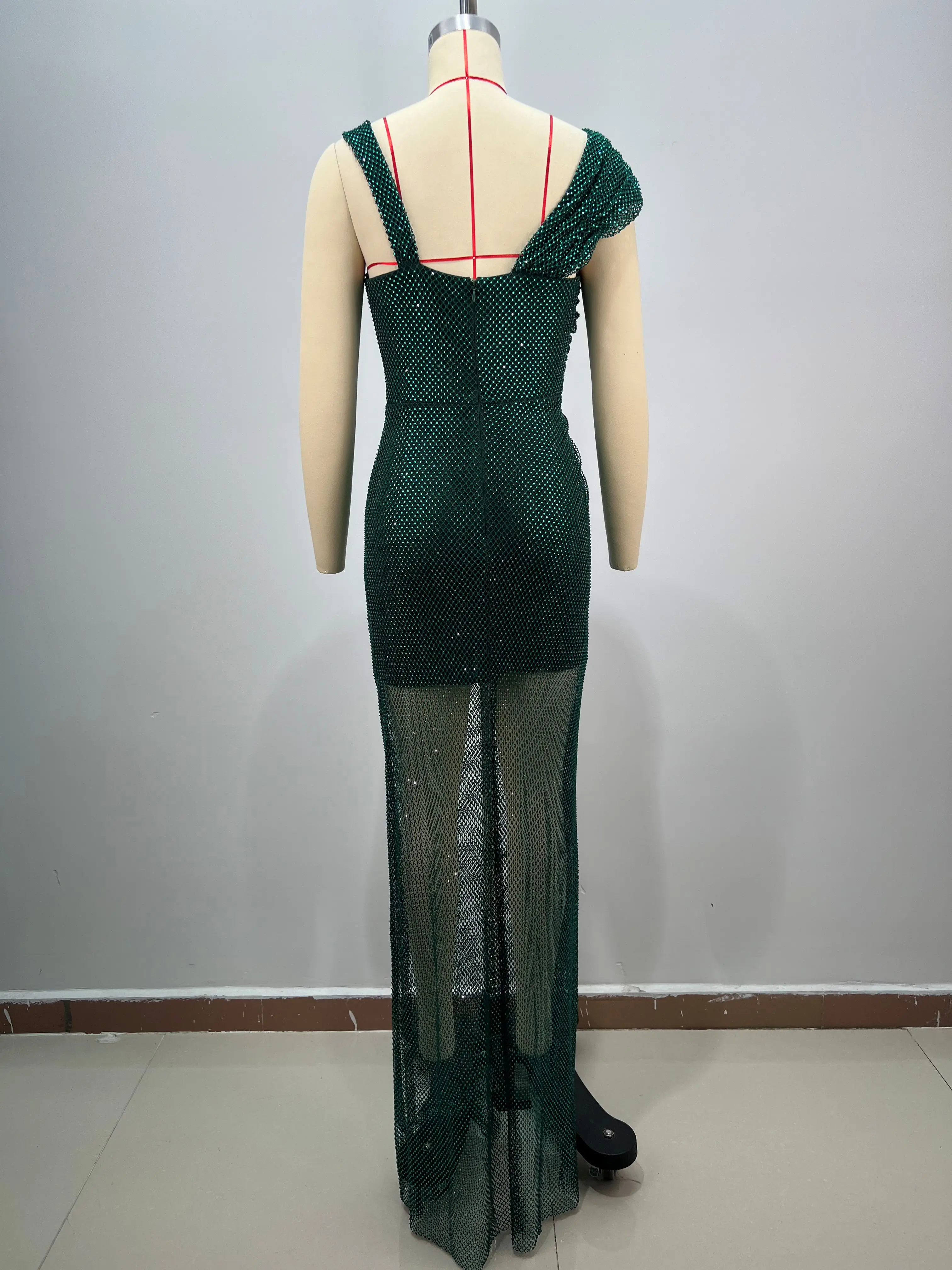 Abito da donna con fasciatura asimmetrica con paillettes verde scuro Abito da sera a sirena con cut-out incrociato sul retro Abito da festa formale in tulle trasparente