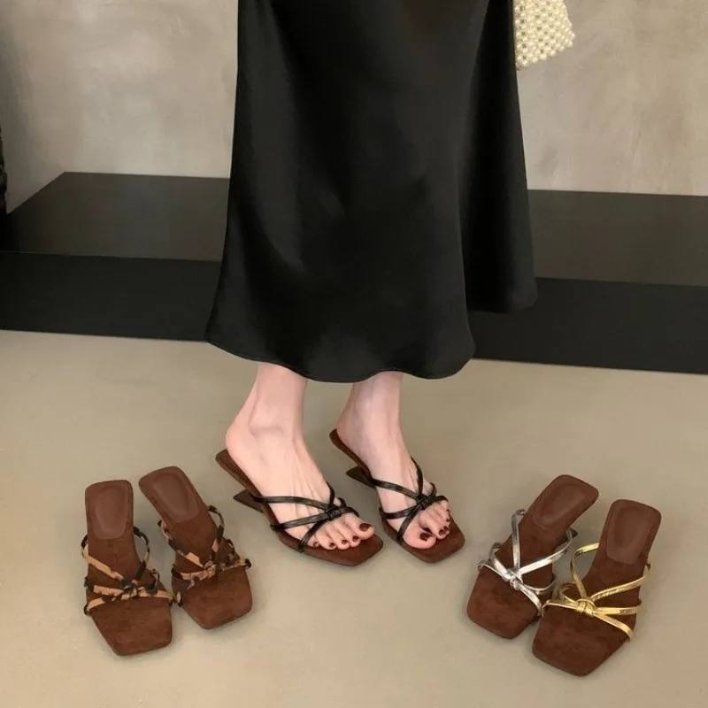 2026 Neue Modische Eckige Zehenpartie Ausgefallene Absätze Damen-Pantoletten Street-Style Elegante Bankett-Party-Kleider-Slides Sommerschuhe