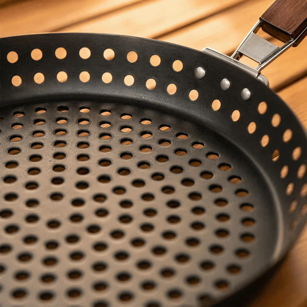 Folding Non Stick Grilling Skillet Wooden Handle Hollow Barbecue Plate Heat Resistant Round Outdoor Grill Topper Outdoor Camping