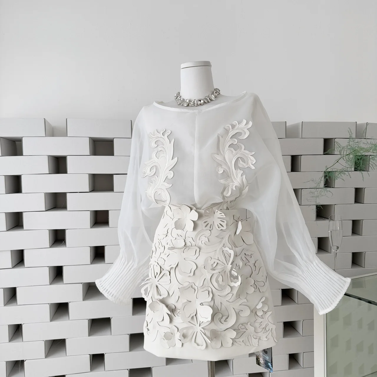 

Элегантный женский комплект из двух предметов с 3D цветами: прозрачная блузка из органзы с рукавами-фонариками + короткая облегающая юбка