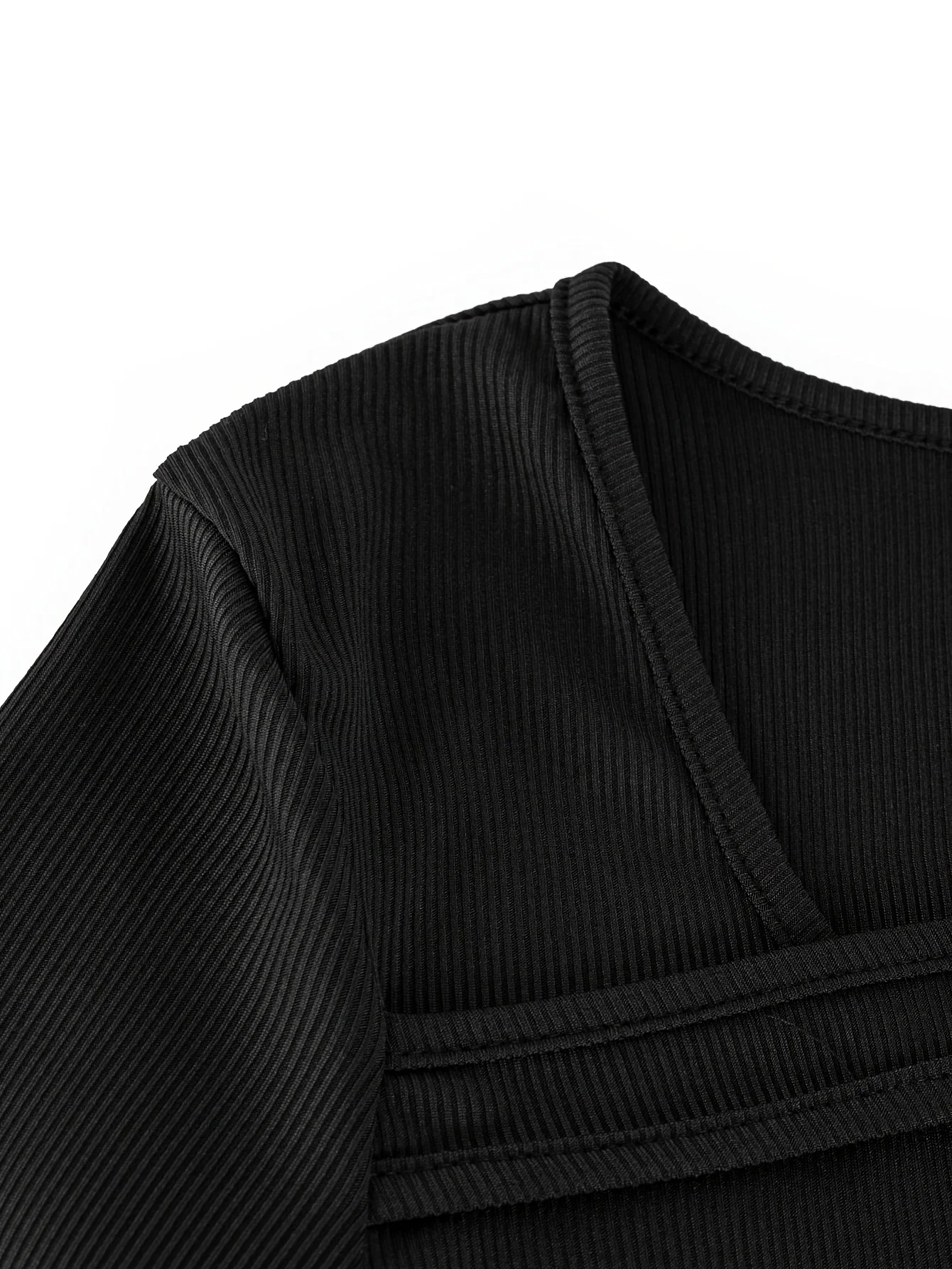 بلوزة نسائية بأكمام طويلة ومضلعة باللون الأسود مع تفاصيل غير متماثلة - ملابس أنيقة ومثيرة #4