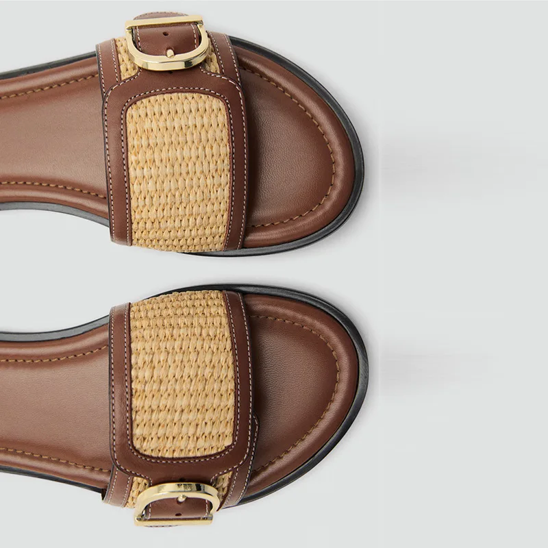 الرجعية البني المنسوجة الصنادل المسطحة النساء أزياء مشبك معدني الديكور الشريحة الصنادل الصيف مثير المفتوحة تو عطلة صنادل شاطئ