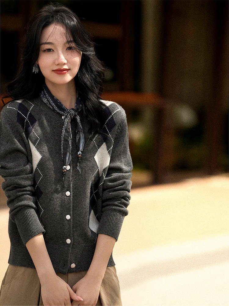 

Xiao Han Ge Chic College Sle вязаный кардиган шерстяной топер с вышивкой и ромбовидным узором женский свободный крой длинный свитер све