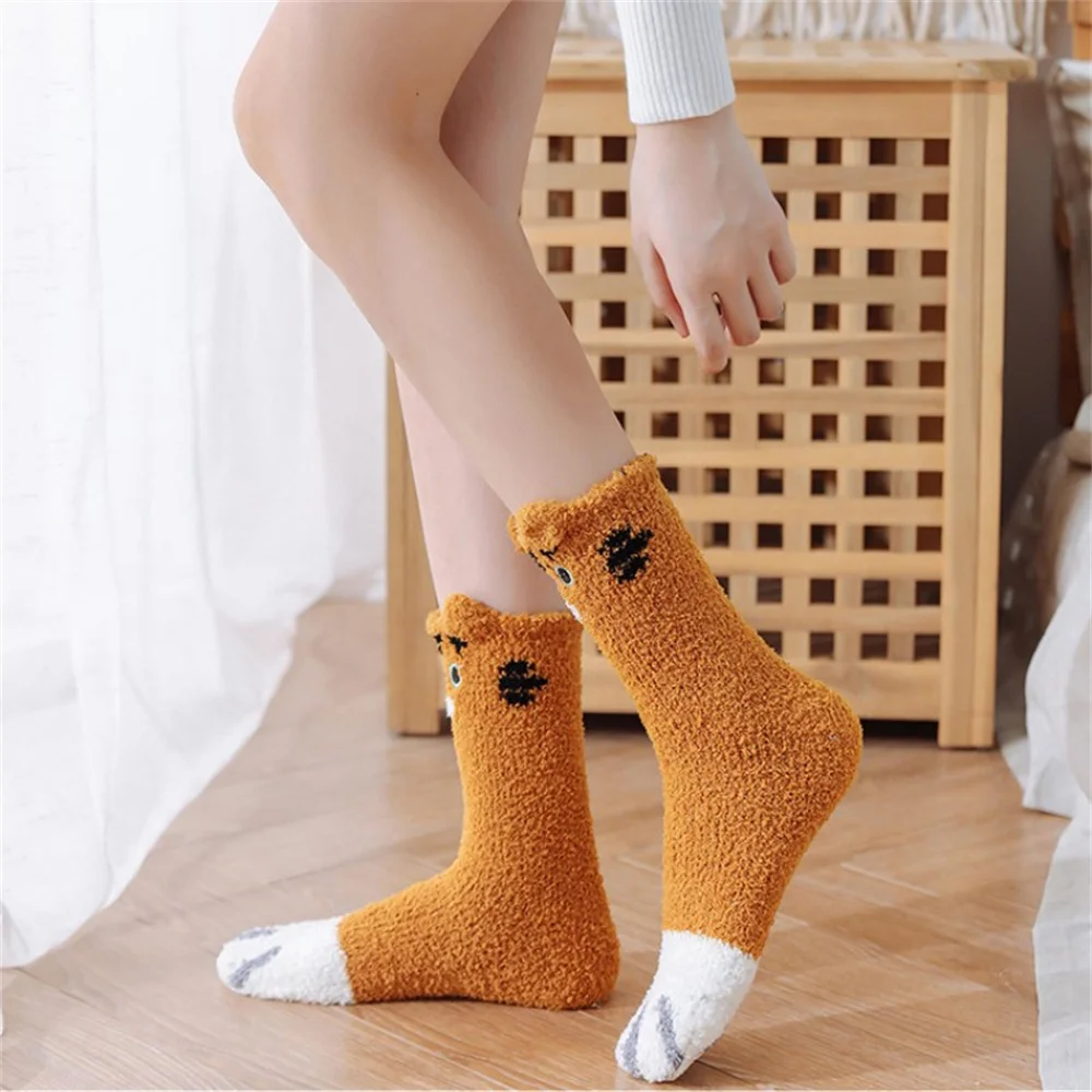 Calcetines de lana de Coral con dibujos animados en 3D para mujer, medias gruesas y cálidas de pata de gato de la suerte, calcetín de suelo para dormir, calcetines largos gruesos Kawaii, Invierno