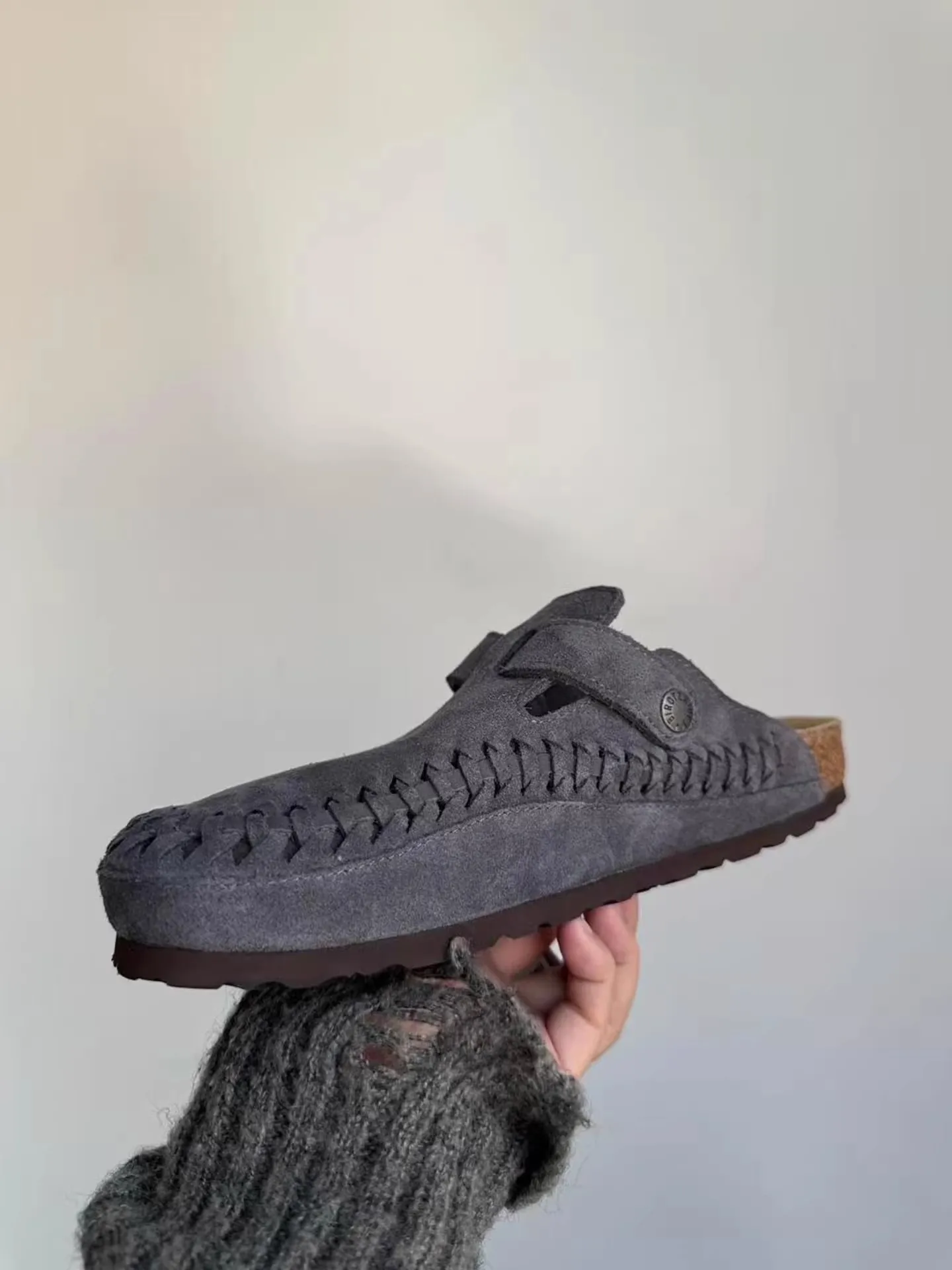 

Retro-style woven casual loafers with a stylish round-toe design and soft soles